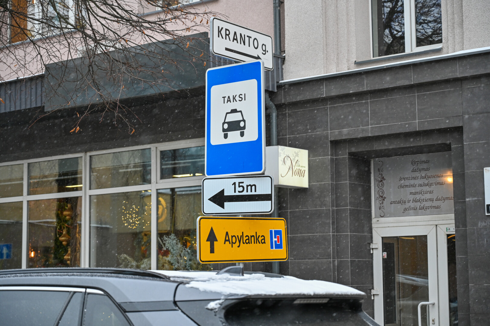 Vietą taksi automobiliams žymintis kelio ženklas prie viešbučio Laisvės aikštėje vairuotojams nė motais. P. ŽIDONIO nuotr. 