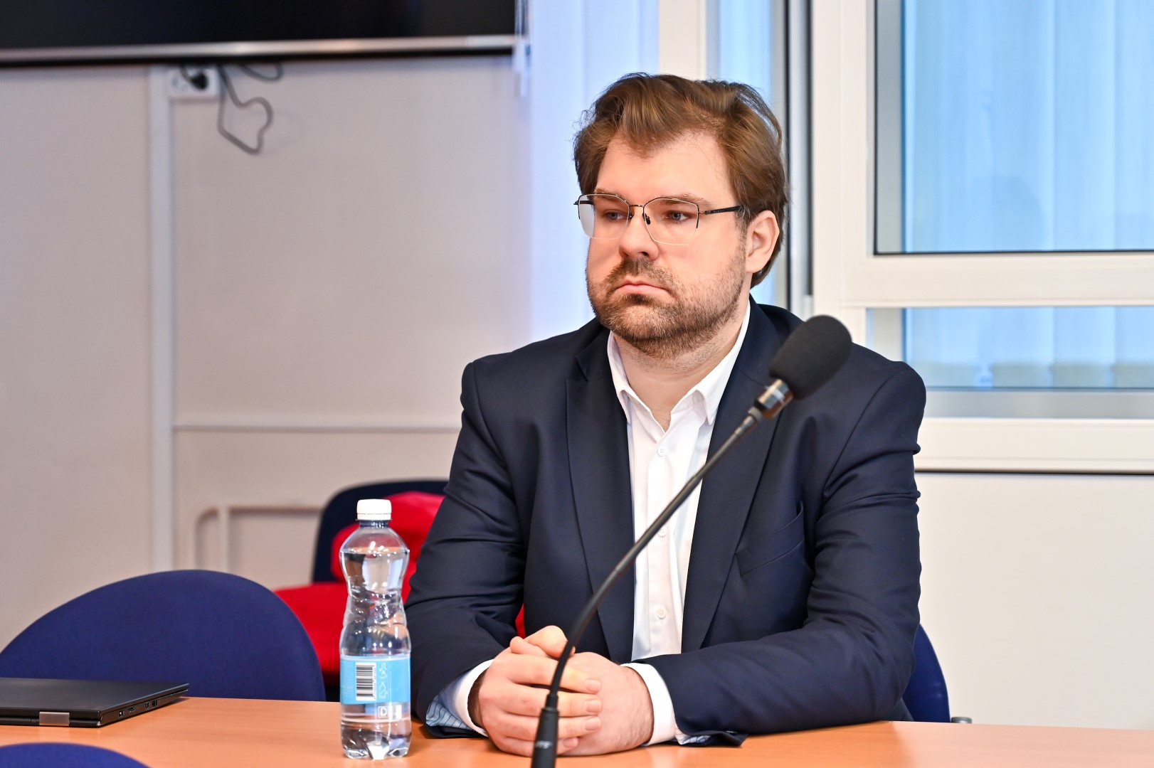 Panevėžio apygardos teismas trečiadienį pradėjo seksualiniais nusikaltimais prieš vaikus kaltinamo buvusio Seimo nario Kristijono Bartoševičiaus apklausą.