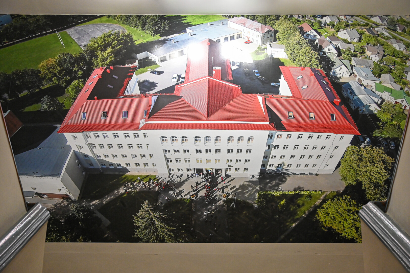 Mokyklos pastatas išskirtinės – vieno svarbiausių Lietuvos valstybingumo simbolių Gediminaičių stulpų – formos. P. ŽIDONIO nuotr.