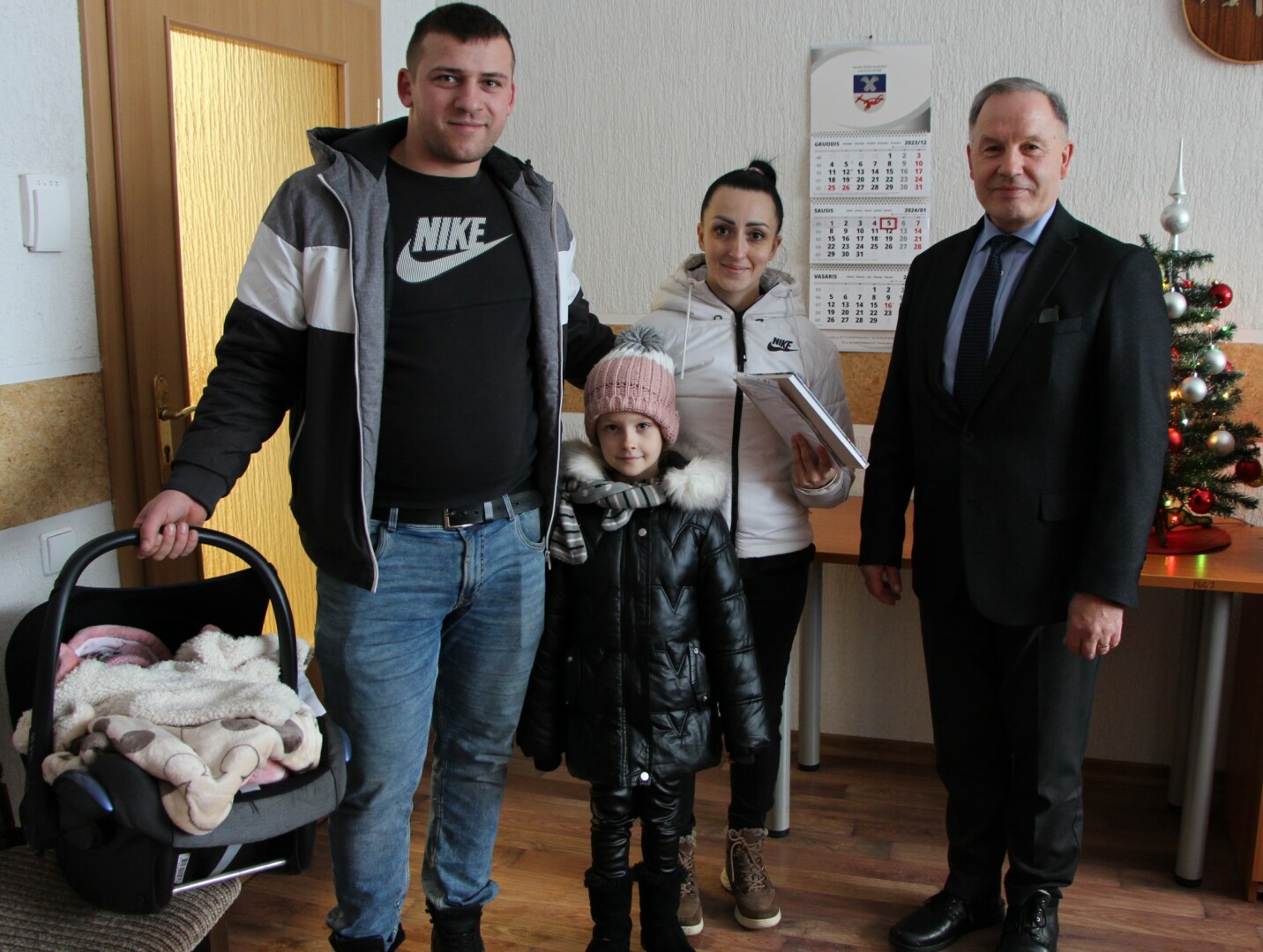 Panevėžio rajono savivaldybės administracijoje sausio 5-ąją apsilankė ypatingi svečiai – rajono gyventojų šeima, susilaukusi kūdikio pirmąją 2024 metų dieną.