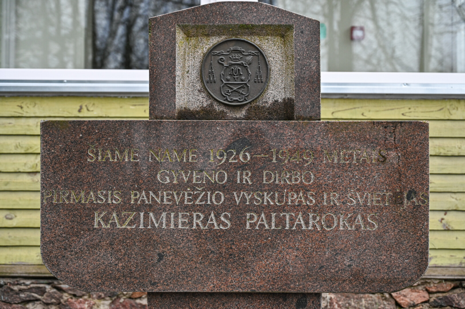 1995 metais atidengta vysk. K. Paltarokui skirta memorialinė lenta. P. ŽIDONIO nuotr.