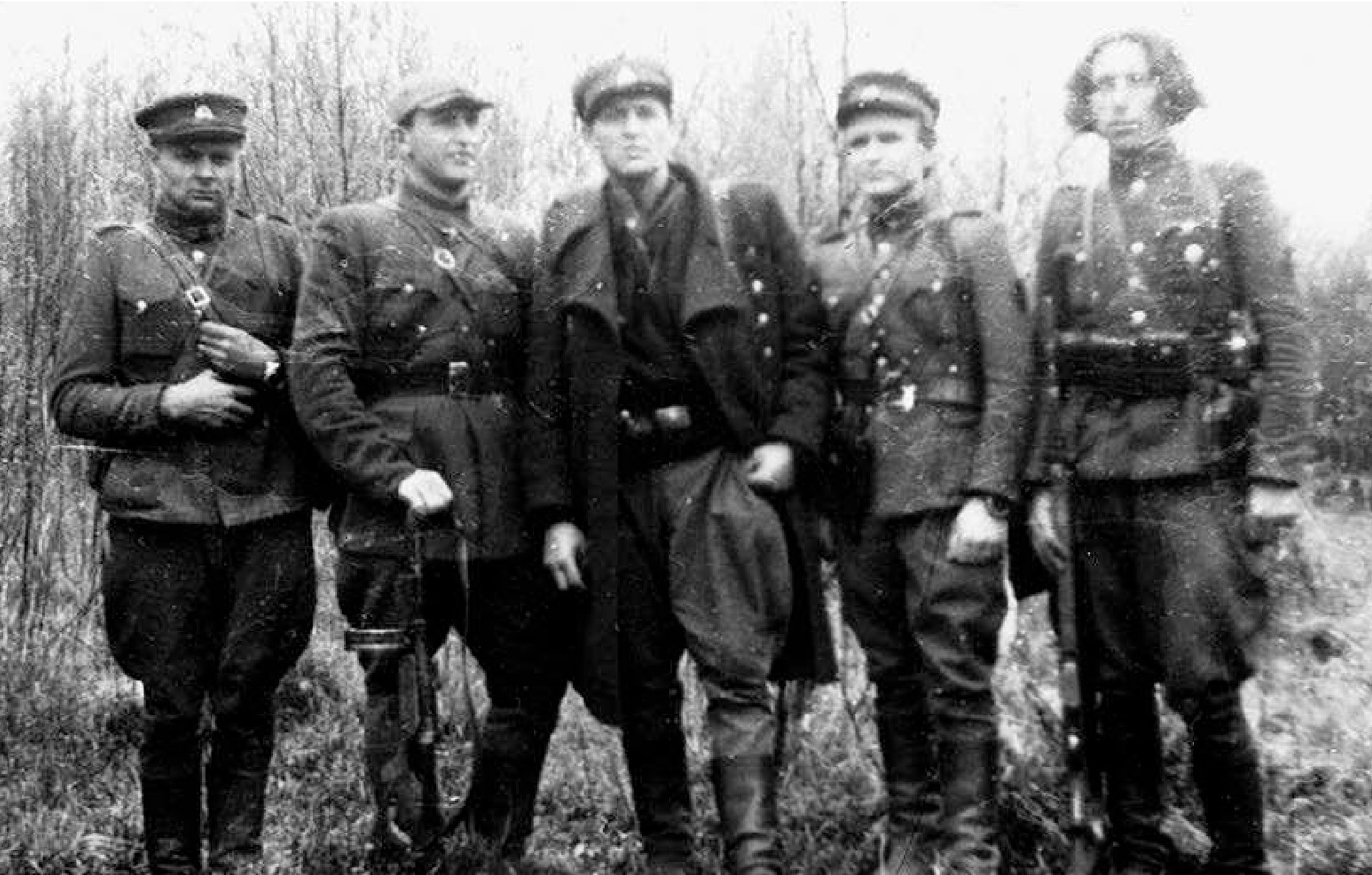 Jonas Žemaitis (trečias iš kairės) su Prisikėlimo apygardos partizanais 1950–1951 metais. GENEROLO JONO ŽEMAIČIO LIETUVOS KARO AKADEMIJOS nuotr.