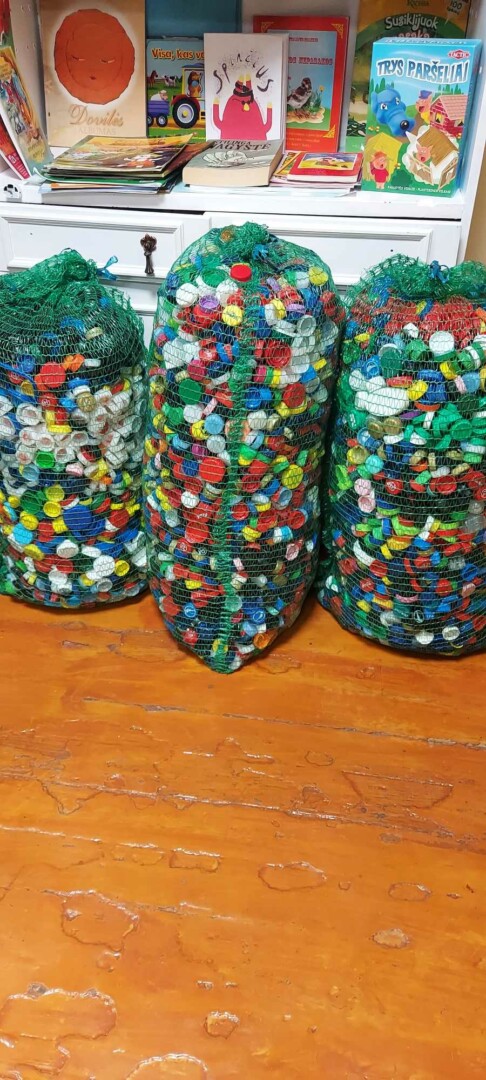 Plastikinių butelių kamšteliai Ukrainoje perdirbami, o juos superkant gaunamos lėšos skiriamos įsigyti priemonėms, reikalingoms kariams. D. Paninos asmeninio archyvo nuotr.