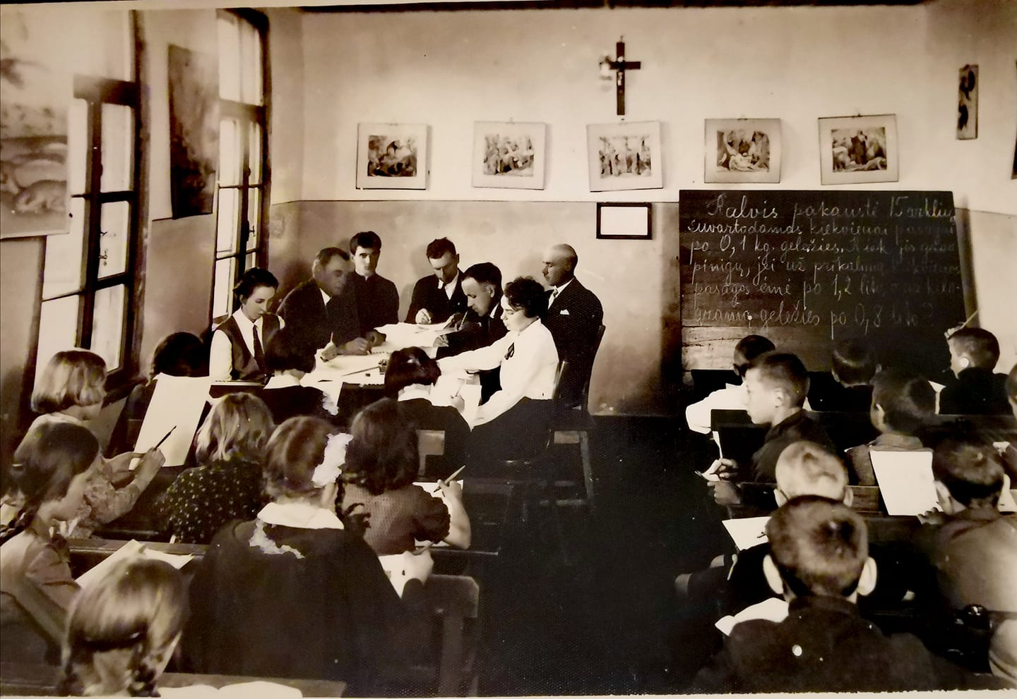 Egzaminai pirmoje Panevėžio pradinėje mokykloje, 1932 metai. PANEVĖŽIO KRAŠTOTYROS MUZIEJAUS rinkinių nuotr.