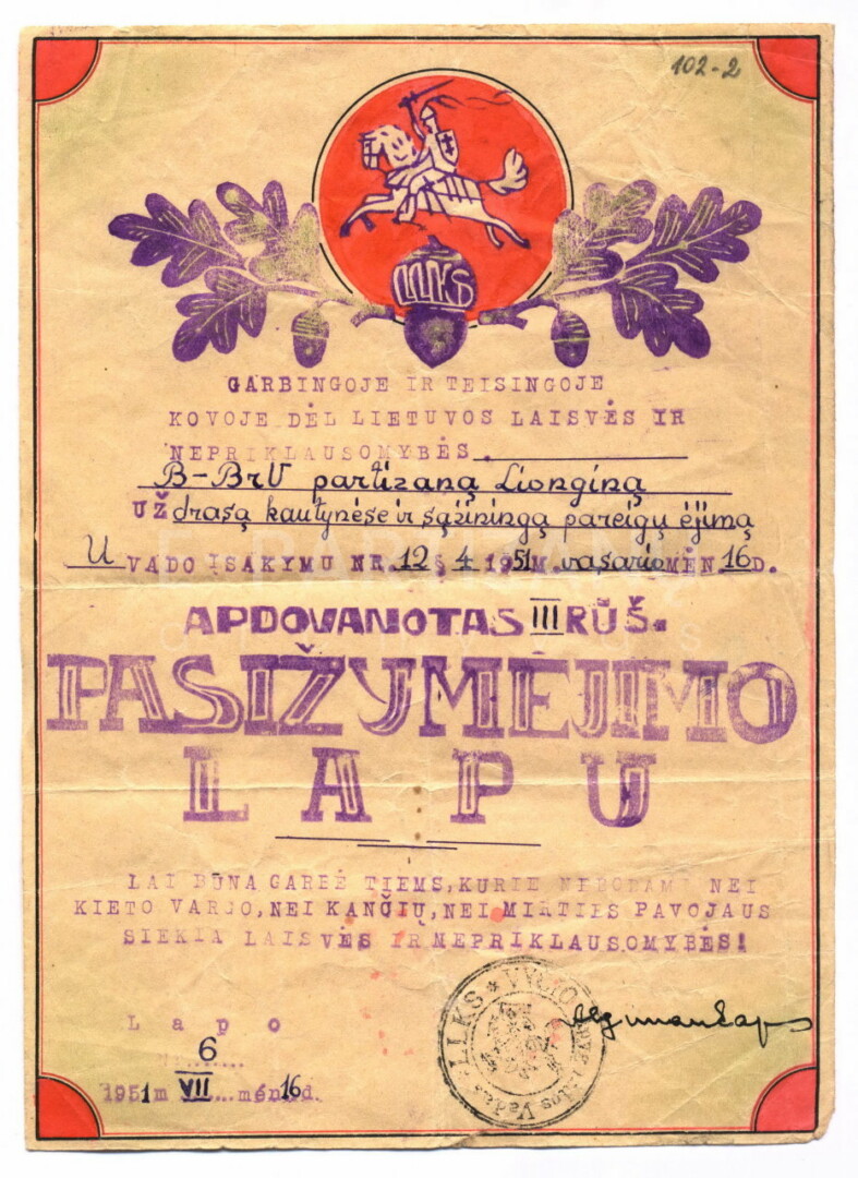 1951 metų Vyčio apygardos Gedimino rinktinės Vanago būrio vado Liongino Šukio-Liongino, Meškėno, Perkūno pasižymėjimo lapas. Šis dokumentas iš Vyčio apygardos Žaliosios rinktinės štabo archyvo saugumiečių 1953-iųjų spalio 12 dieną buvo paimtas Taruškų miške Panevėžio rajone. LIETUVOS YPATINGOJO ARCHYVO nuotr.