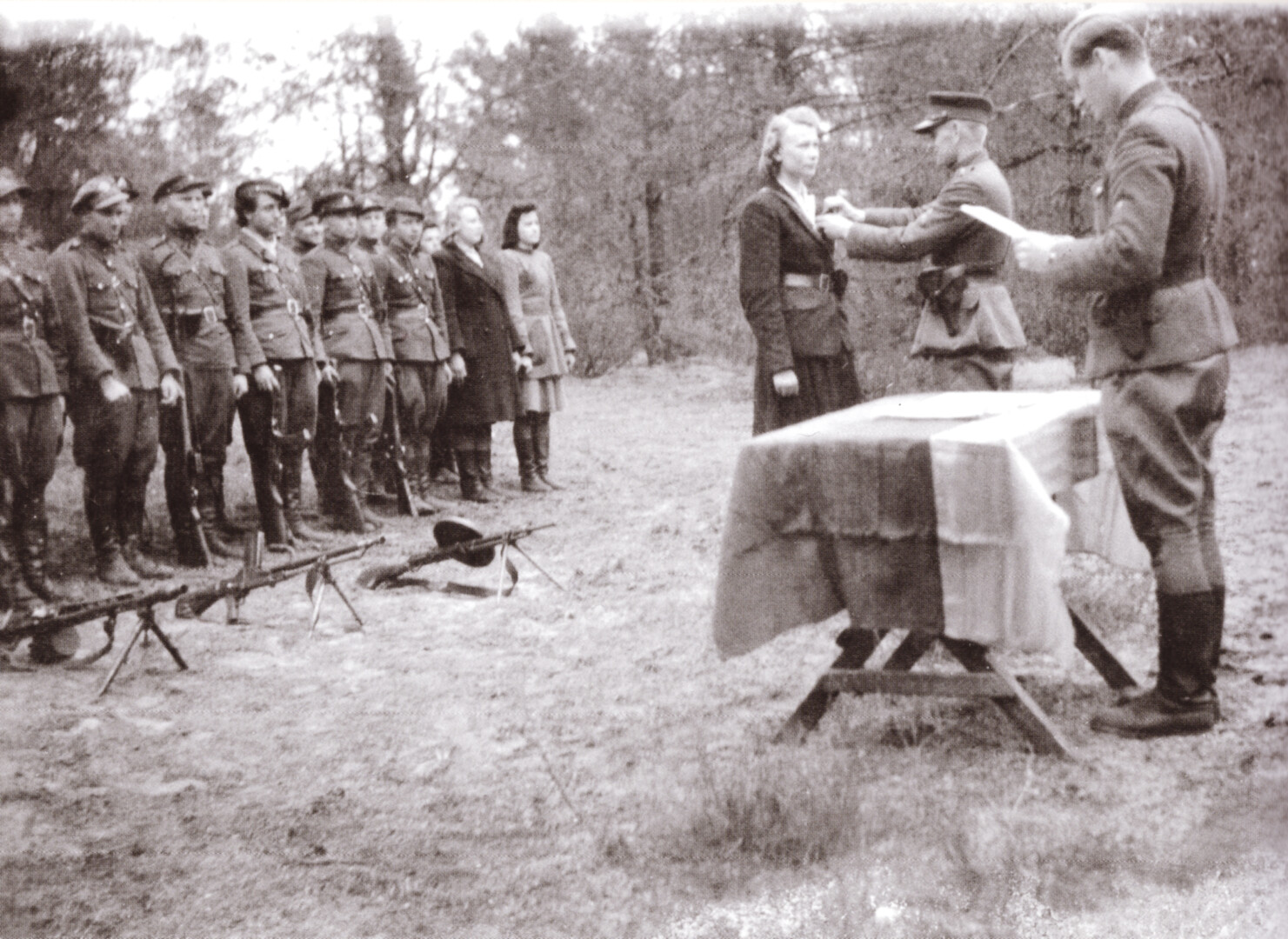 Dar tebevykstant ginkluotam pasipriešinimui sovietams, Lietuvos kovotojai sulaukė pirmųjų apdovanojimų šiame oficialiai neskelbtame kare su okupantais.