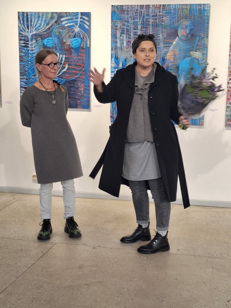 Panevėžyje parodą atidariusi Jolita Česonytė (kairėje) sako nenorinti kalbėti apie savo darbus, nes taip tarsi nurodytų žiūrovui, ką apie juos galvoti. D. RUDOKIENĖS nuotr. 