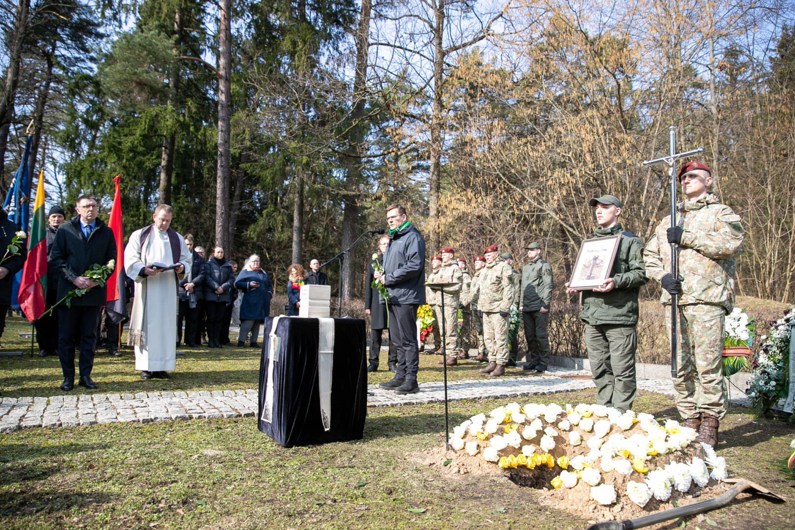 Vilniuje, Antakalnio kapinėse, šiandien palaidotas Ukrainoje žuvęs lietuvis savanoris Tadas Tumas. T. Tumas penktadienį buvo pašarvotas Šv. Ignoto bažnyčios šarvojimo salėje.
