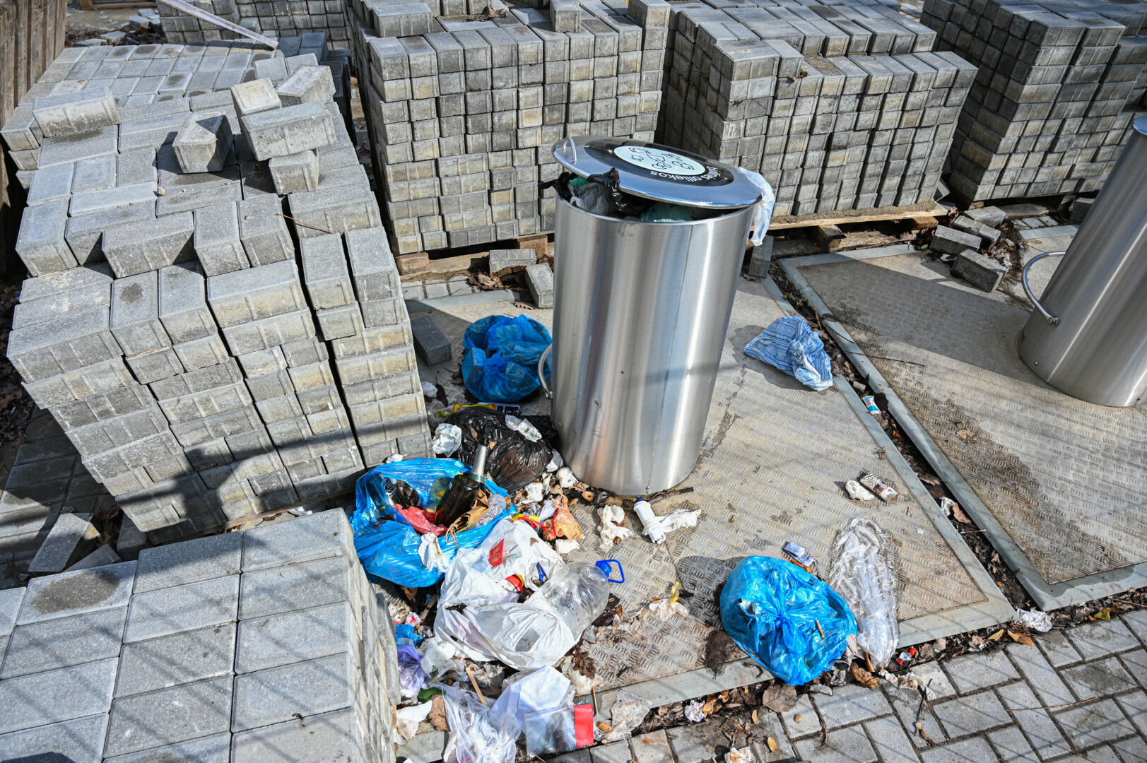Panevėžiečiai jau prieš metus turėjo pradėti naudotis naujomis požeminėmis atliekų aikštelėmis, kurios iki šiol tebėra aptvertos apsaugine juosta.