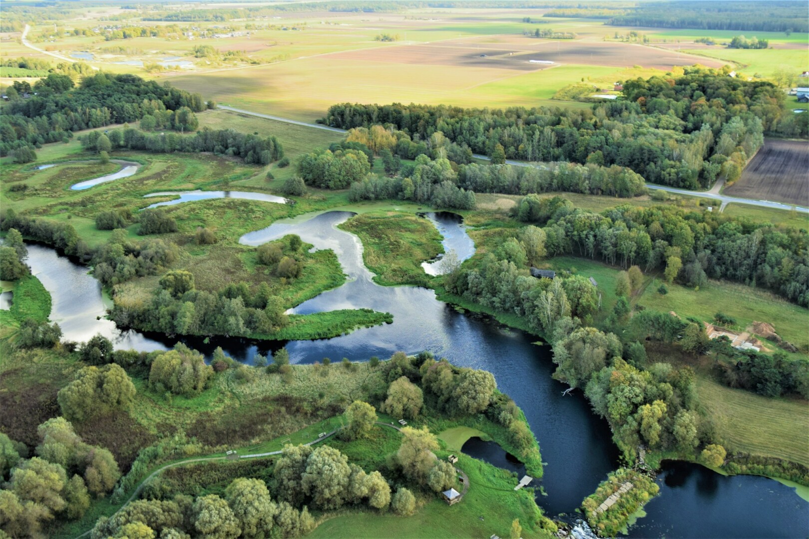 Vienas įdomiausių ir gražiausių Lietuvos gamtos kampelių – Krekenavos regioninis parkas – nebe pirmus metus sudarkomas keturratininkų ir motociklininkų. KREKENAVOS REGIONINIO PARKO nuotr.