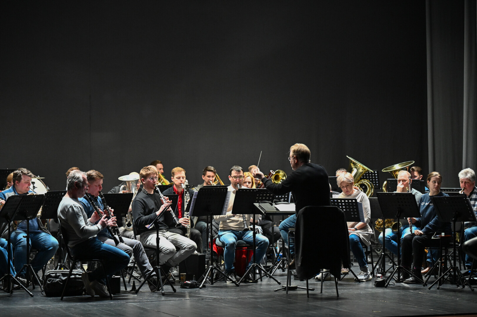 Leifas Karlsonas repetuoja su Panevėžio muzikinio teatro orkestru „Garsas“. P. Židonio nuotr.