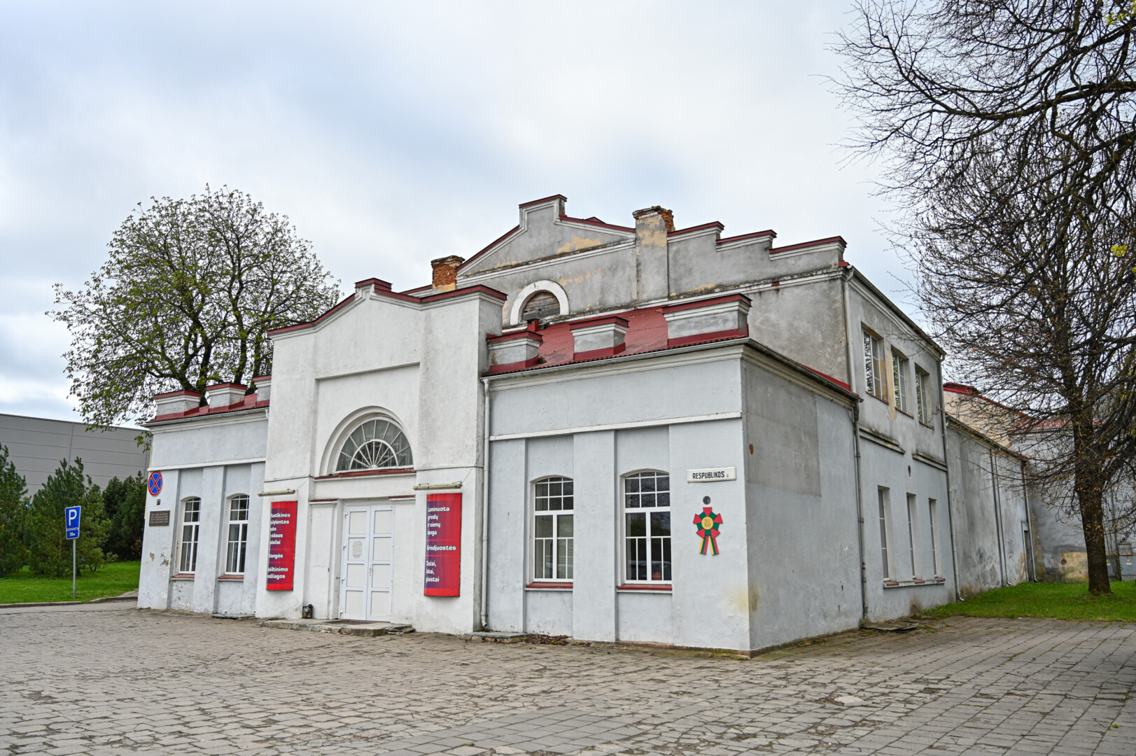 Nei teatru, nei Panevėžio istorija nesidomintiesiems gal ir sunku būtų atsakyti į klausimą, kuriame pastate buvo įsikūręs pirmasis šio miesto teatras.