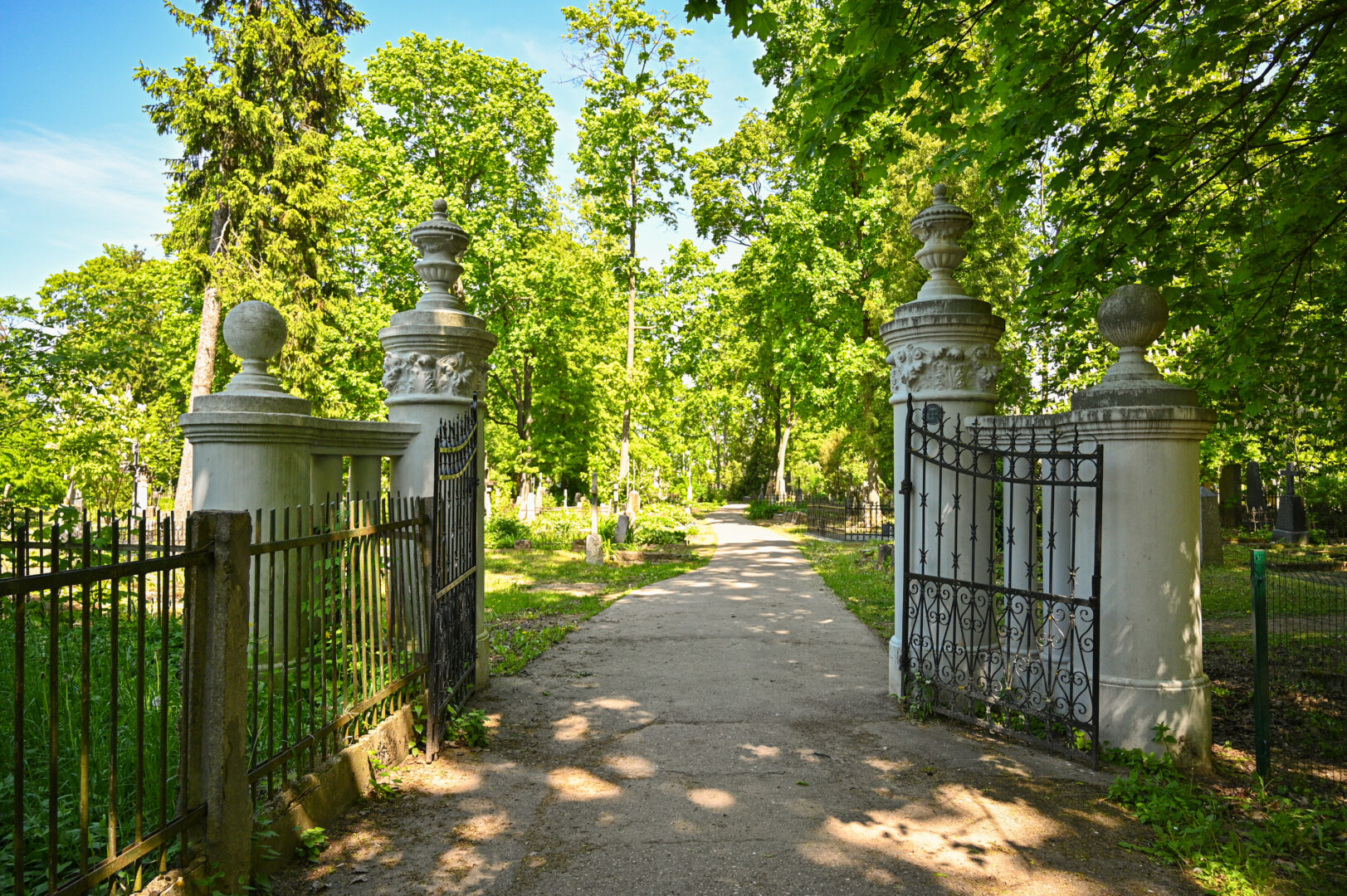 Apmąstymui ir susikaupimui nuteikia įėjimas į senąsias kapines – į jas veda dveji įspūdingi vartai, kuriuos sukūrė Panevėžyje gyvenę Juškevičių giminės skulptoriai. P. ŽIDONIO nuotr.