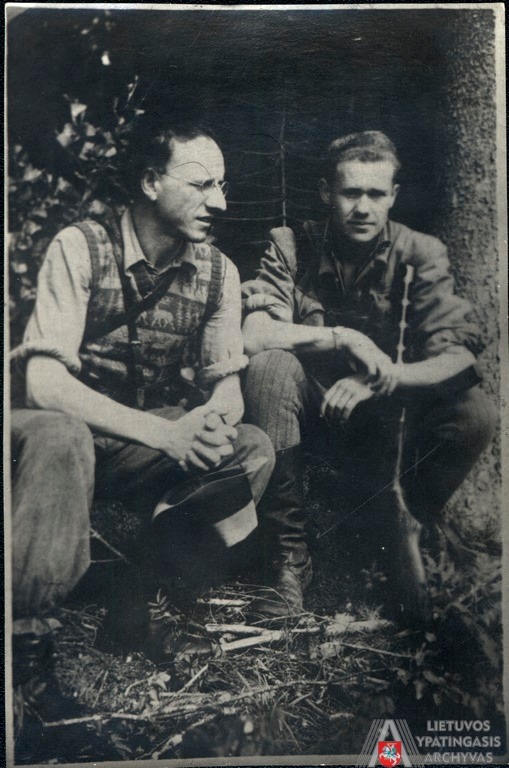 Poetas ir redaktorius Bronius Krivickas-Vilnius (kairėje) su Vyčio apygardos Žaliosios rinktinės Pilėnų tėvūnijos vadu Steponu Giedriku-Giriečiu. LYA nuotr.