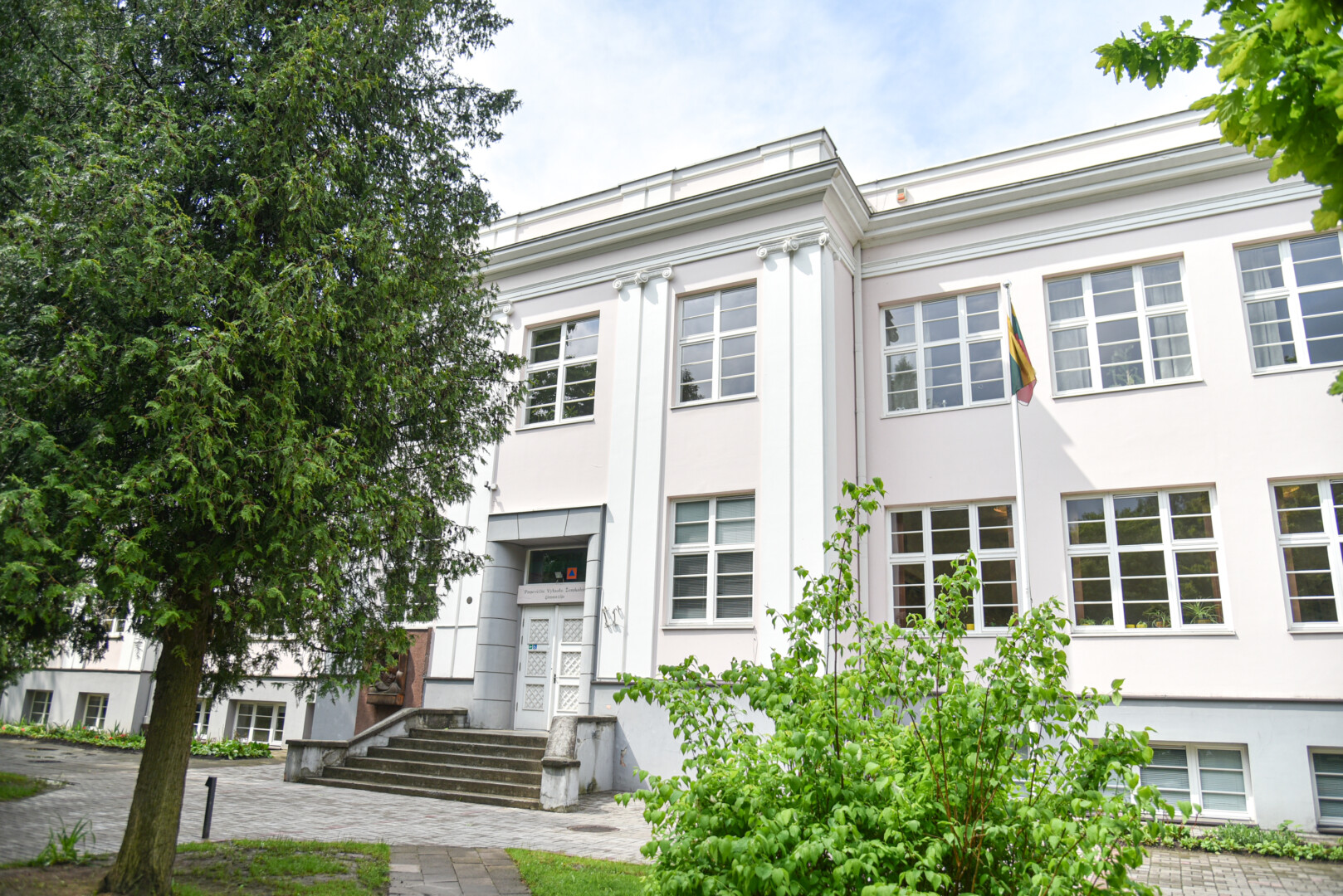 Nacionalinis visuomenės sveikatos centras, įvertinęs Vytauto Žemkalnio gimnazijos senojo pastato patalpas, atsisakė išduoti higienos pasą.