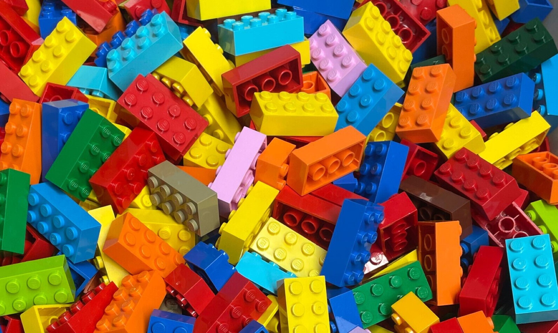 Kodėl lego konstravimo rinkinys vadinamas būtent taip? Kas verčia visą pasaulį dėl šių spalvotų plastikinių kubelių eiti iš proto?