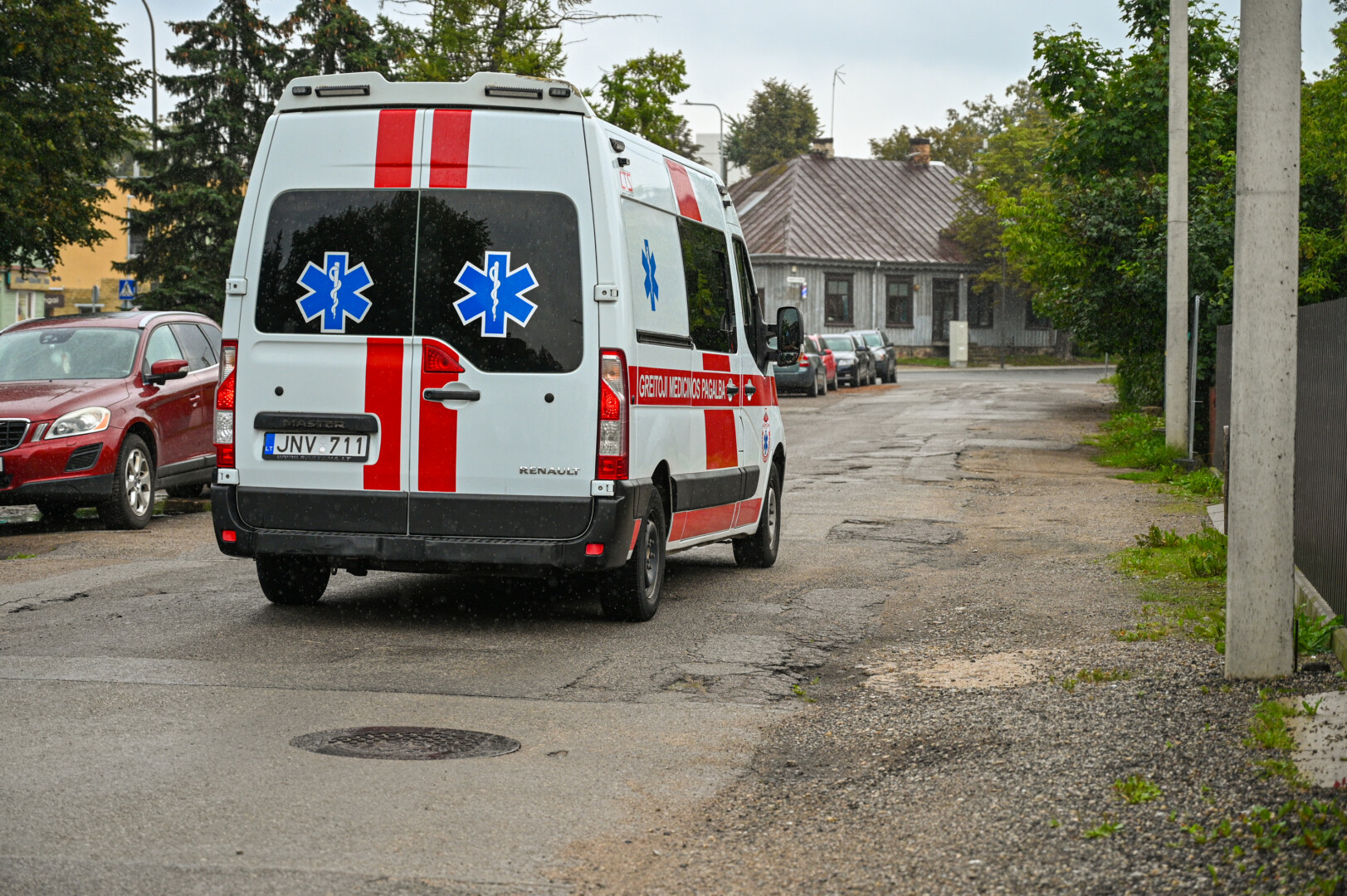 Kone Panevėžio centre, Sietyno gatvėje, įsikūrusios greitosios vairuotojai ir medikai bijo, kad vieną dieną važiuodami į nelaimės vietą duobėse nepaliktų ratų.