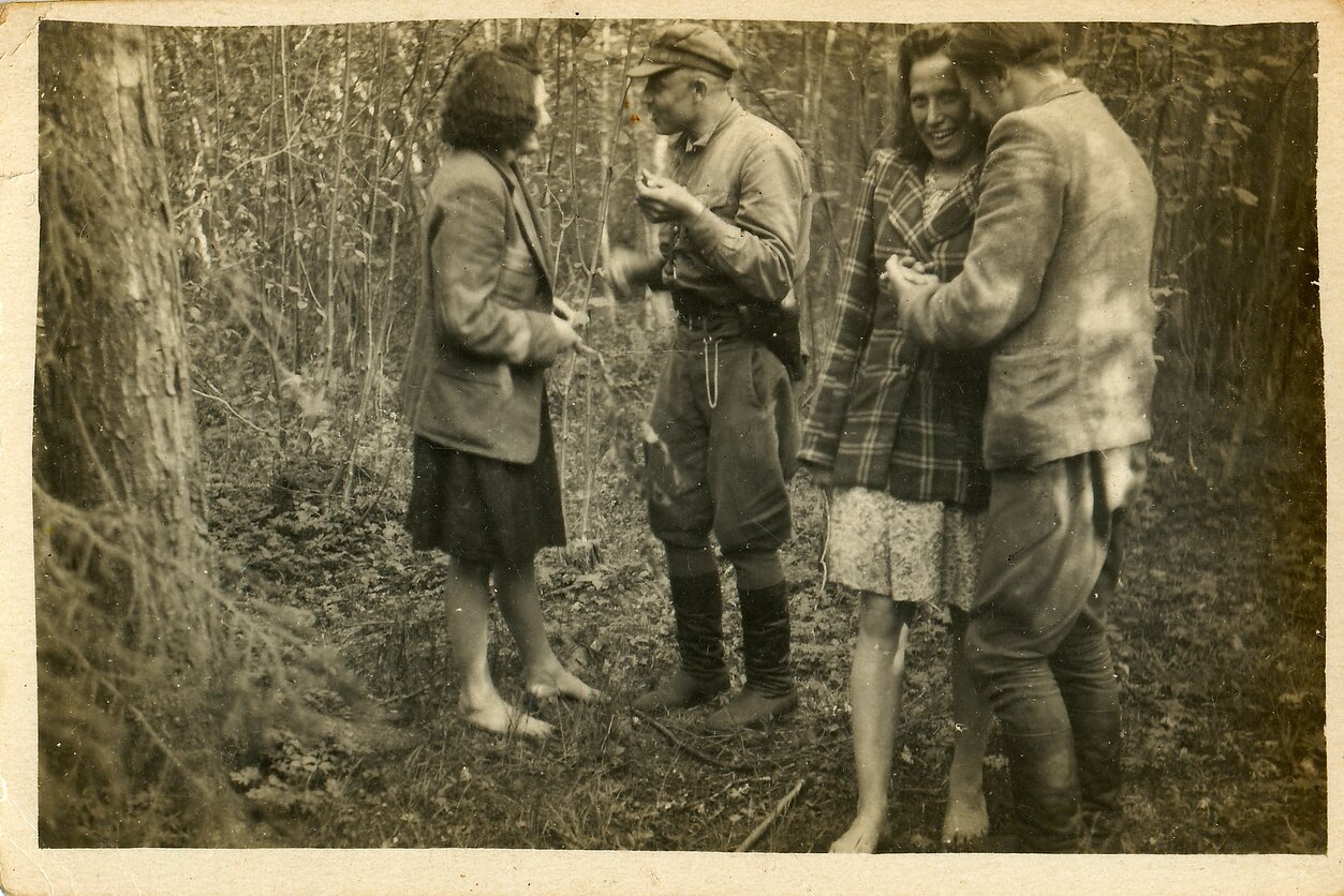 Gebėjimas juokauti net mirties akivaizdoje – žmogiškosios stiprybės liudijimas. 1944–1953 metais Lietuvoje vykstant partizaninėms kovoms humoras dar buvo tapęs ir ginklu prieš totalitarinį režimą.