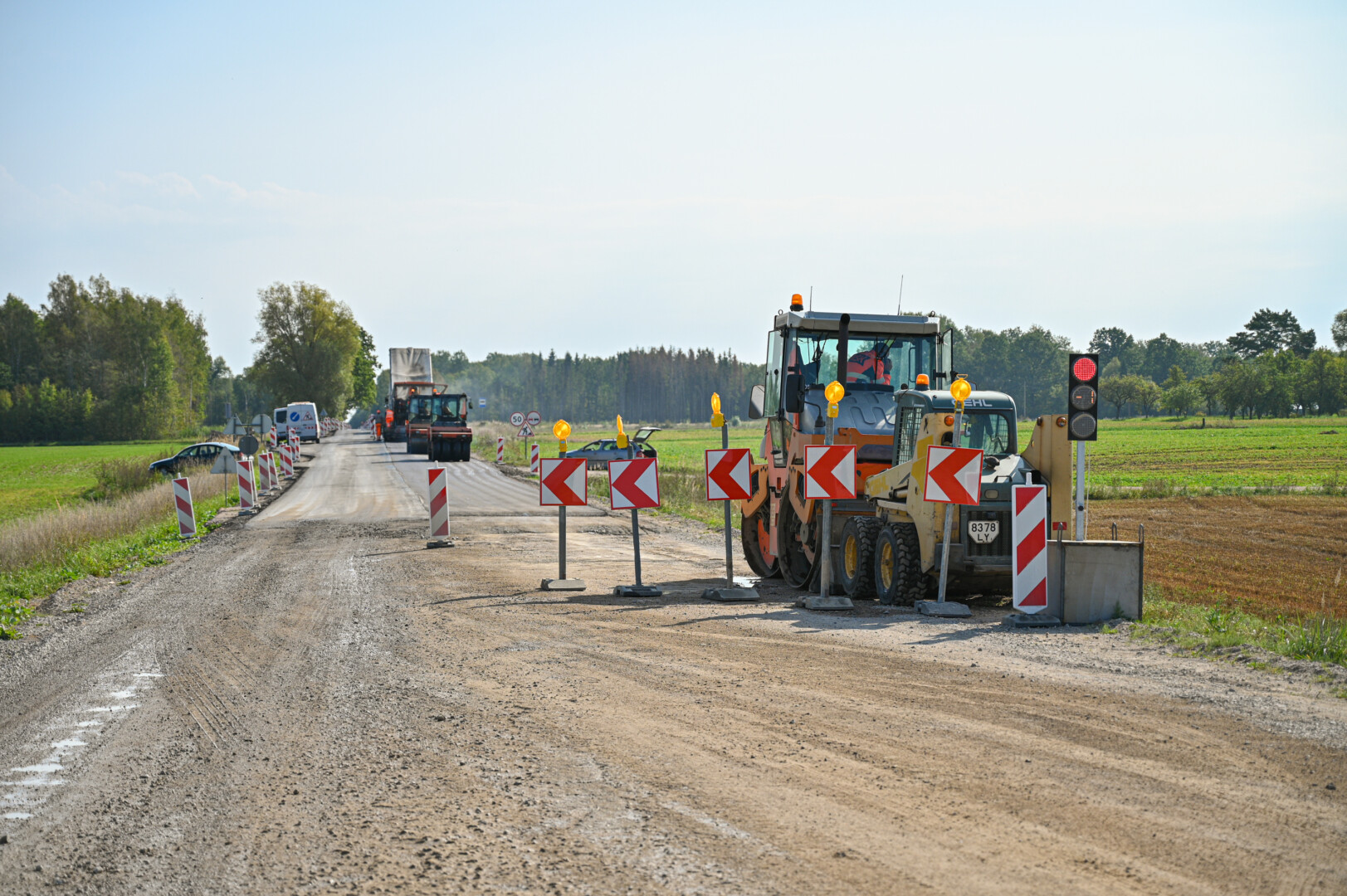 Panevėžio rajono Ramygalos, Vadoklių ir tarp jų esančių kaimų gyventojai kraipo galvas matydami už valstybės lėšas perasfaltuojamą dar geros kokybės kelią.