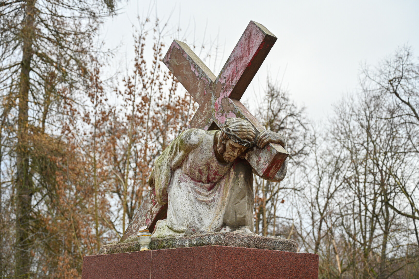 Garsiųjų skulptorių Vincento ir Benjamino Jakševičių giminaitė, ne vienerius metus mynusi Panevėžio savivaldybės slenkstį dėl jų sukurtų skulptūrų senosiose miesto kapinėse sutvarkymo, dabar džiaugiasi, kad meno vertybės bent toliau neyra.