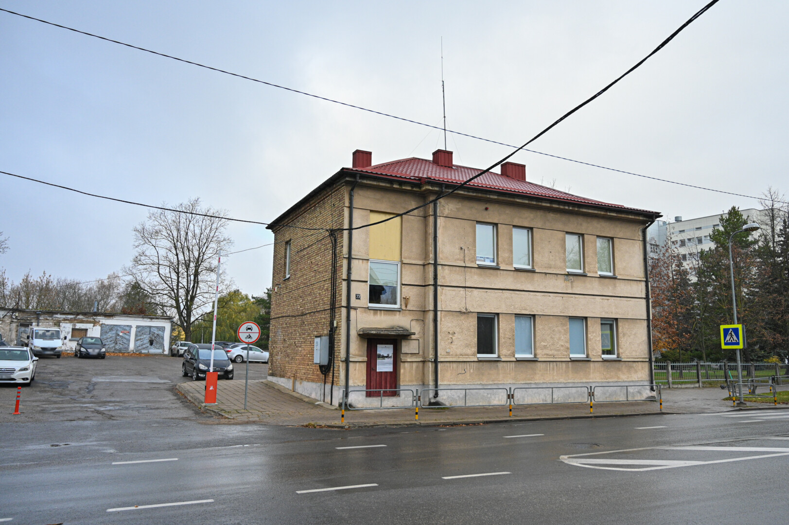 Grandiozines Infekcinių ligų klinikos statybas pradedanti Respublikinė Panevėžio ligoninė planuoja pakeisti ir nekokį buvusios greitosios medicinos pagalbos stoties Smėlynės gatvėje kiemo vaizdą.