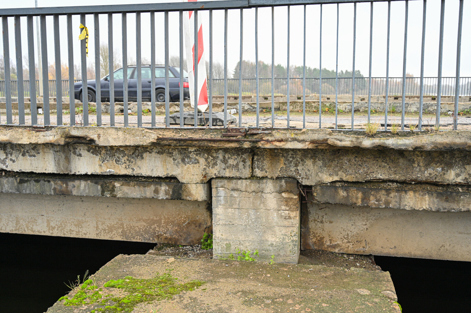 Dar sovietmečiu statyti tiltai per Nevėžį ir viadukai šaukiasi remonto. Tačiau gerus norus stabdo ekspertų trūkumas.