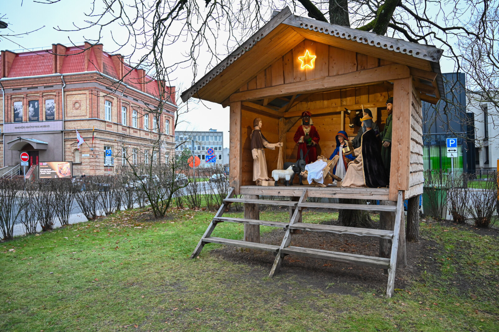 Panevėžyje pirmoji prakartėlė dar nė neprasidėjus adventui įrengta ne kurioje nors miesto bažnyčioje, o Juozo Masiulio knygyno kieme.