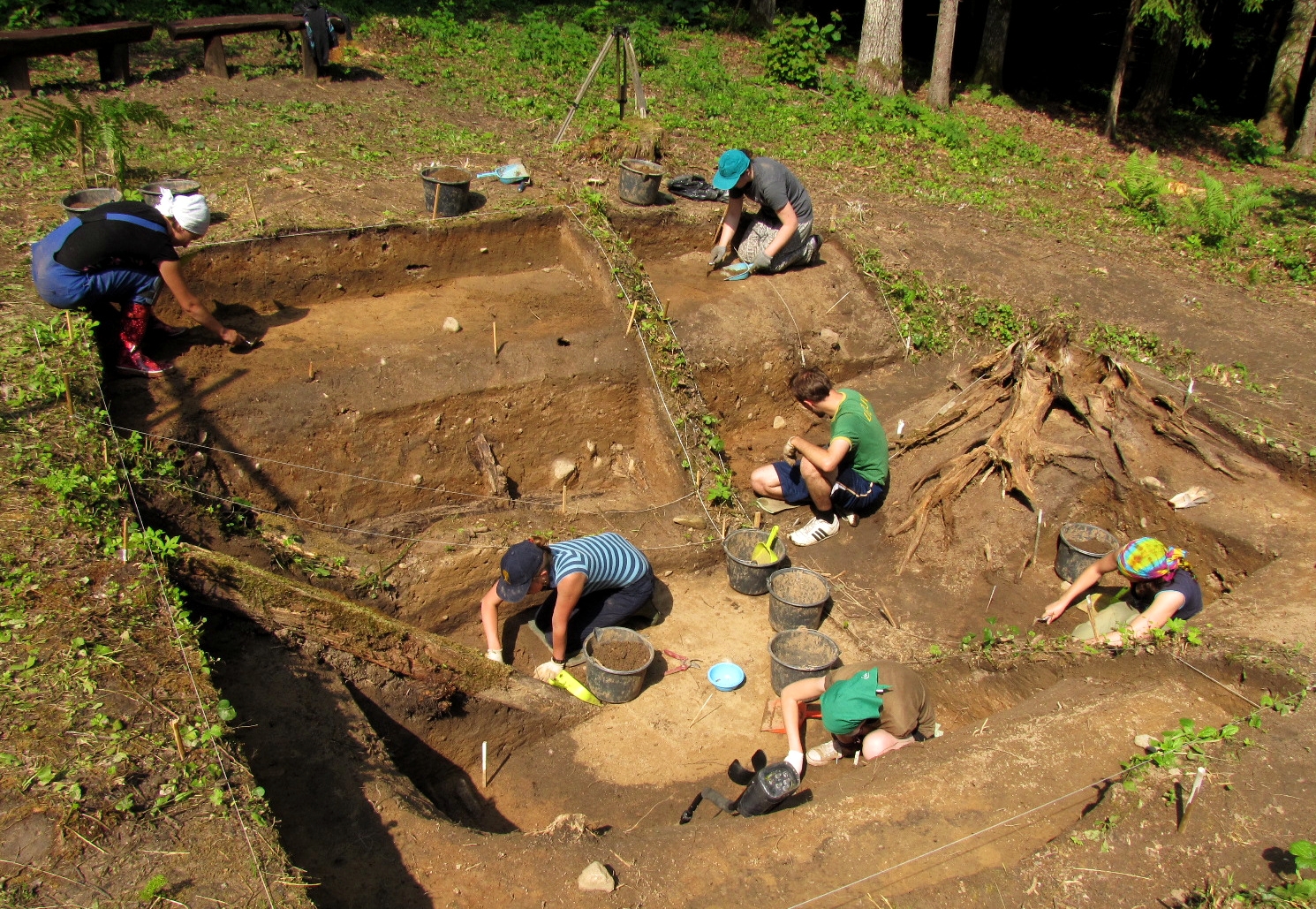 Miškai ir nuošalios sodybos iki šiol slepia svarbų ginkluotojo pasipriešinimo sovietiniams okupantams kovų palikimą – partizanų bunkerius. Archeologams kol kas pavyko ištirti mažiau nei dešimtį tokių objektų, tačiau surinkti duomenys apie kovotojų už Lietuvos nepriklausomybės susigrąžinimą kasdienybę, buitį, o kartais – ir paskutines gyvenimo valandas neįkainojami.