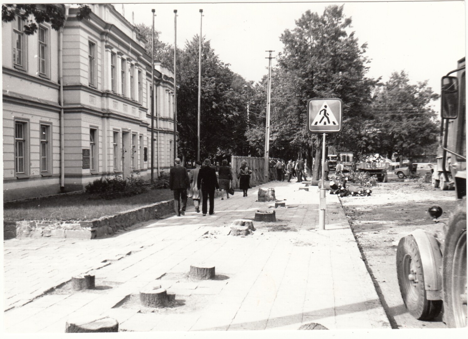 Visai nedaug trūko, kad sovietinis buldozeris nuo žemės paviršiaus būtų nušlavęs paskutinius Panevėžio senamiesčio likučius – dabartinio Kraštotyros muziejaus dalį pastatų, pirmąją pradinę mokyklą ties Klaipėdos ir A. Smetonos gatvių sankirta, kitus miesto praeitį liudijančius statinius.