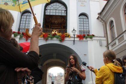 Pirmuoju maršrutu pagal romaną „Silva Rerum“ atgaivinusi baziliską, šią vasarą rašytoja Kristina Sabaliauskaitė veda raudonplaukės maro mergelės pėdsakais.