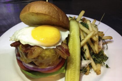 Mėsainio istorija siekia Čingischano laikus. Klausimas, kuris mėsainio receptas geriausias Indrę Leikauskę nuvedė ir iki Jungtinių Valstijų.