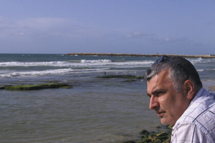 Sutvarkyti vienas žydų kapines – daug prasmingiau, nei išleisti vieną poezijos knygą. Taip apie savo veiklas svarsto poetas ir eseistas Sergejus Kanovičius.