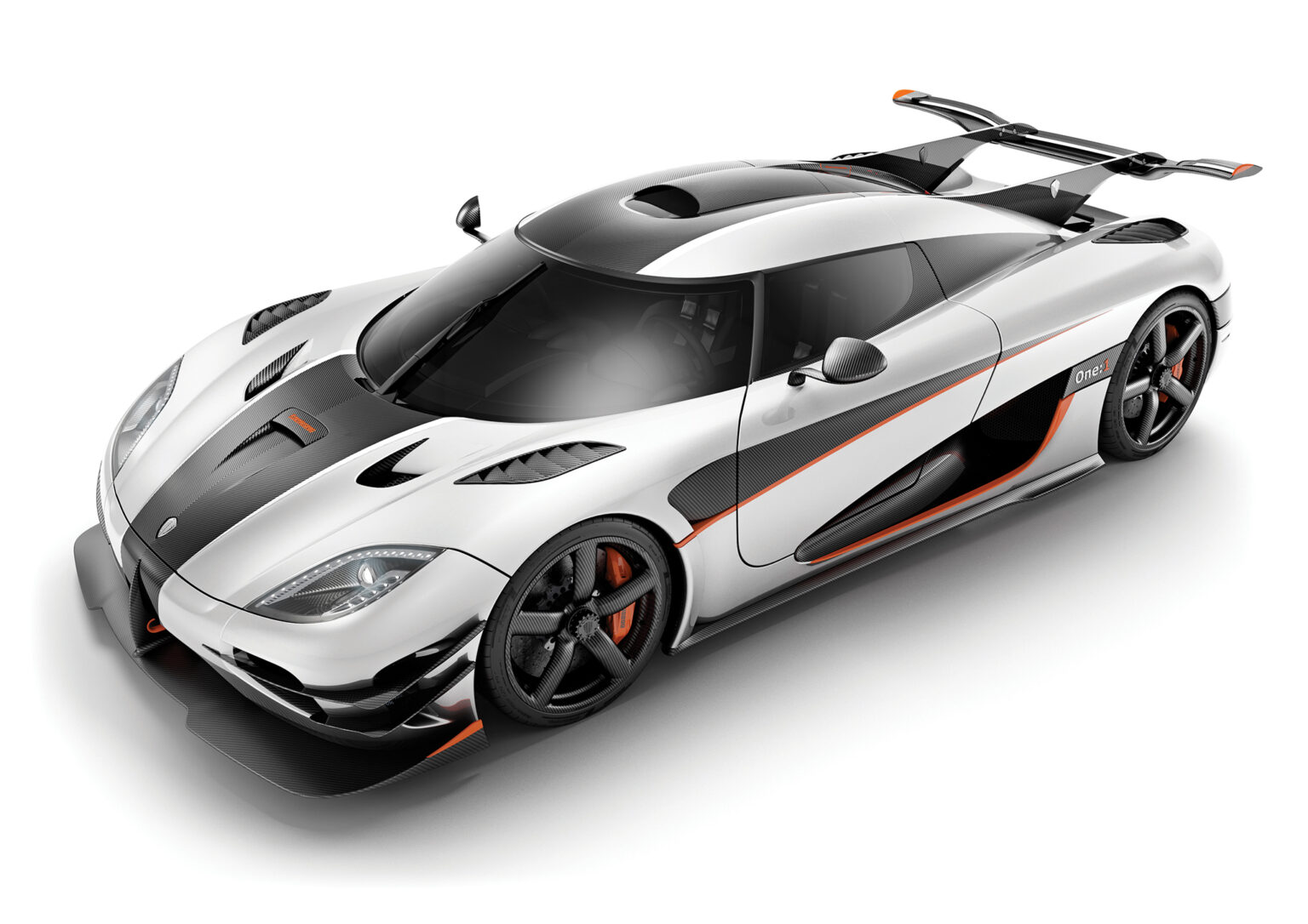 Kovo mėnesį pristatytas švedų superautomobilis „Koenigsegg One:1“ pirmiausia išsiskiria galia.