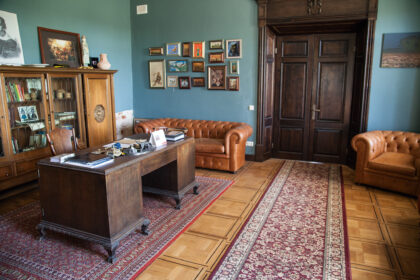 Aristokratai ar ūkininkai? Pragmatikai ar idealistai? Šie klausimai sukasi trijų Lietuvos dvarų šeimininkų aplankyti išsiruošusiai Ievai Rekštytei.