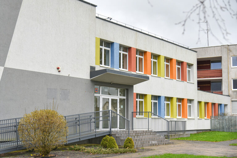 Ukrainą jau trečius metus purtantis karas sujaukė ir Panevėžio rajono savivaldybės ketinimus parduoti milžinišką uždarytų mokyklos ir vaikų globos namų kompleksą Linkaučiuose.