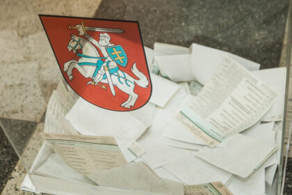 Šalies savivaldybėse pirmadienį prasidėjo išankstinis balsavimas prezidento rinkimuose ir referendumuose dėl dvigubos pilietybės išplėtimo bei Seimo narių skaičiaus mažinimo.