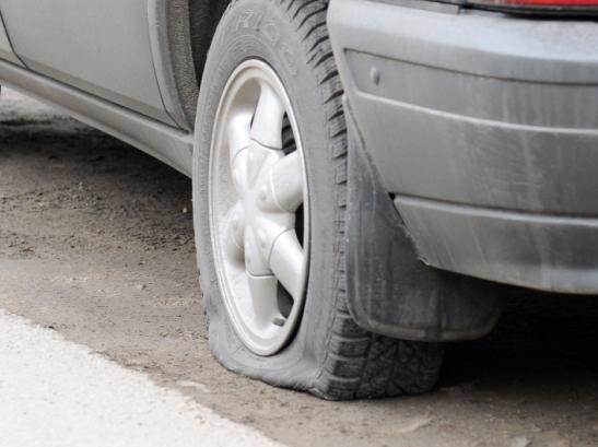 Pirmadienio rytą į darbus susiruošę vieno daugiabučio Panevėžyje gyventojai neteko amo. Kieme nakčiai paliekami jų automobiliai stovėjo subadytomis padangomis.