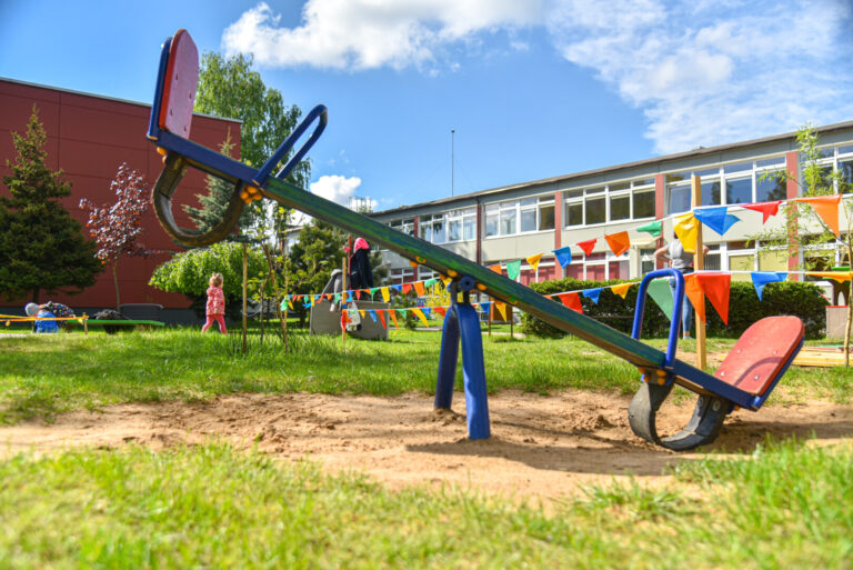 Darželinukus ir pradinukus auginantys panevėžiečiai jau šį rugsėjį sulauks ne tokios malonios staigmenos: ruošiamasi kelti mokestį įstaigos reikmėms darželiuose ir pailgintos dienos grupėse mokyklose.