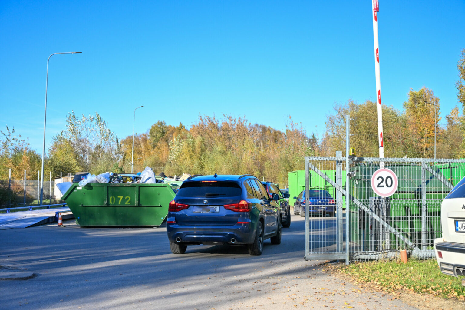 „Ar atliekų tvarkytojus ruduo užklupo netikėtai?“ – ironizavo panevėžiečiai, praėjusį savaitgalį atvežę lapus į žaliąsias atliekas surenkančias aikšteles ir su tokia manta išprašyti lauk.