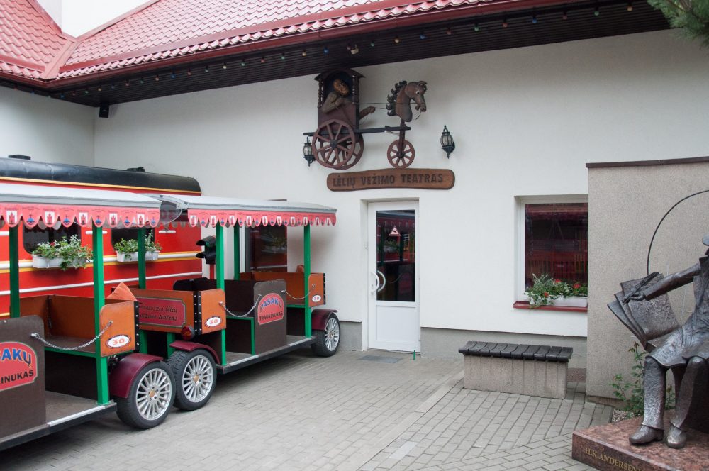 Panevėžio miesto savivaldybė paskelbė konkursus į teatro „Menas“, Lėlių vežimo, Muzikinio teatro direktorių pareigas. Konkursai paskelbti 2017 m. liepą įsigaliojus naujoms Profesionaliojo scenos meno įstatymo nuostatoms. Pretendentų dokumentai priimami iki gegužės 14 d.