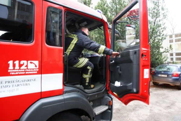 Panevėžio rajone ankstų rytą įsiplieskęs gaisras sunaikino ūkinį pastatą – liepsnose sudegė ir vištos.