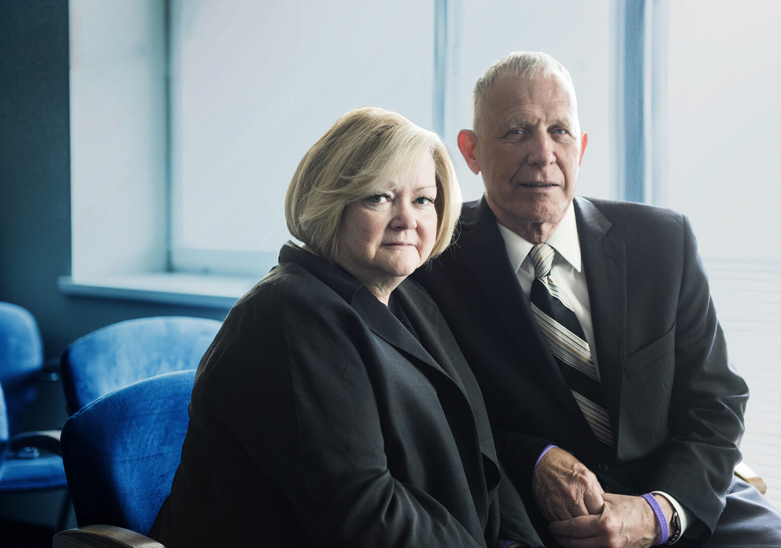 18 metų Judy ir Dennis Shepardai keliauja po pasaulį kalbėdami, kad netolerancija neapsiriboja taikiu nepritarimu: paskui save ji vedasi neapykantą, smurtą