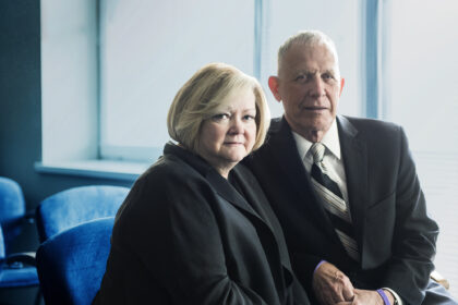 18 metų Judy ir Dennis Shepardai keliauja po pasaulį kalbėdami, kad netolerancija neapsiriboja taikiu nepritarimu: paskui save ji vedasi neapykantą, smurtą