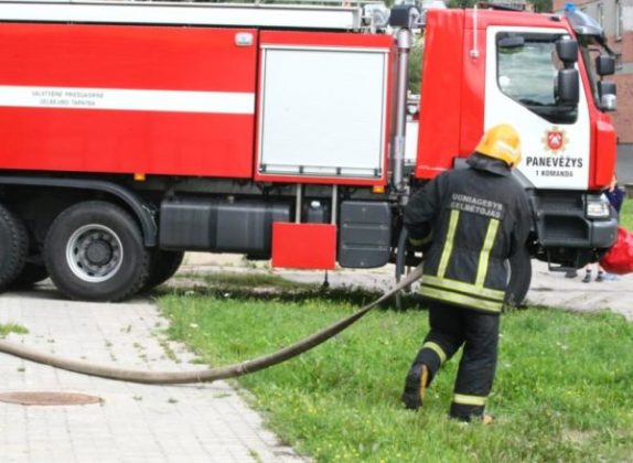apvogti-gaisra-gesinantys-ugniagesiai-e1479110352136