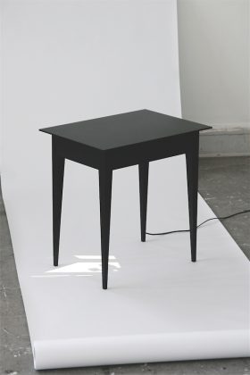 Paprastai daiktai meta šešėlį , o štai staliukas „Subconscious Effect of Daylight“ „meta šviesą“ – sukuriamas efektas, tarsi pro langą krintanti šviesa užkabina staliuko kampą.