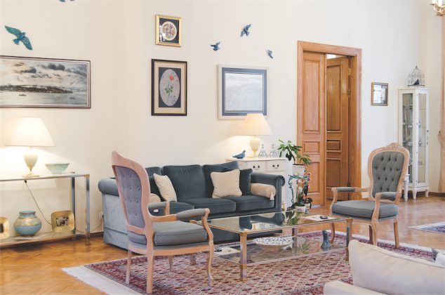 Didžiojoje svetainėje sienas puošia originalūs grafikos darbai.