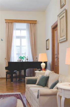 Šiuo fortepijonu grojo Vytautas Lansbergis.