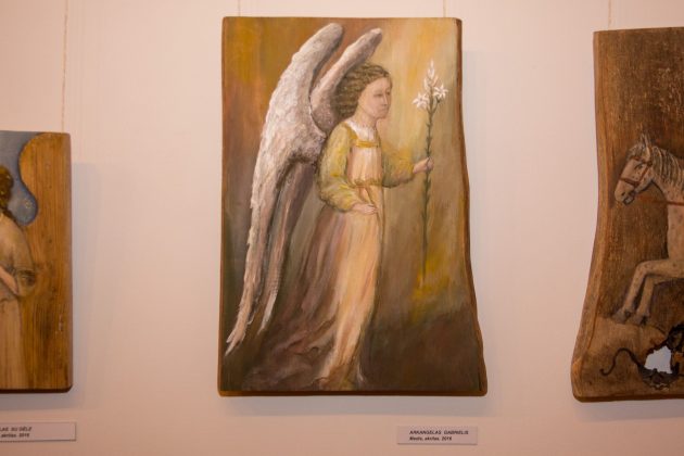 A.Petrulienės nutapyti angelai pasakoja apie save. Kiekvienas iš jų turi savo charakterį ir misiją.