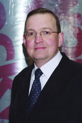 „Pagal kilmę ir pagrindines savybes akmens vata turbūt labiausiai tinkama medžiaga mediniams namams šiltinti, nes gaminama iš natūralių gamtinės kilmės žaliavų. Dėl didelio laidumo vandens garams mūsų įmonės gaminiai tinkamiausi visiems kvėpuojantiems statiniams. Be to, jie nedegūs, taigi nelaimės atveju apsaugo kitas namo konstrukcijas. Dauguma polimerinių medžiagų, kurios gaminamos iš naftos produktų, dega ir yra nelaidžios garams“, - sako bendrovės „Rockwool“ techninis vadovas Andrius Buska.