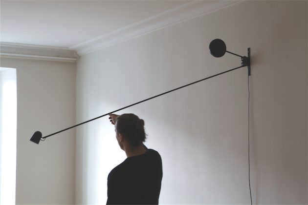 Prie sienos tvirtinamas šviestuvas „Counterbalance“ atspindi Danieliaus Rybakkeno žavėjimąsi mechanika.